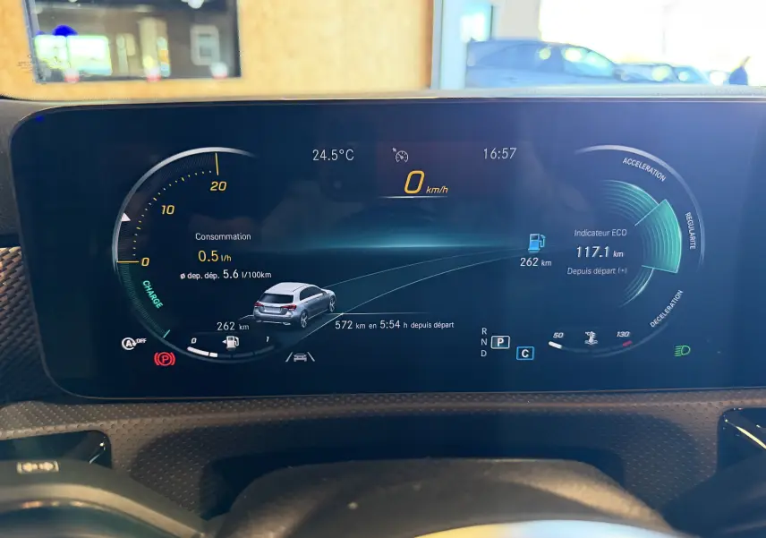 Affichage numérique du tableau de bord de la Mercedes Classe A 2022, montrant consommation, vitesse et indicateur ECO.