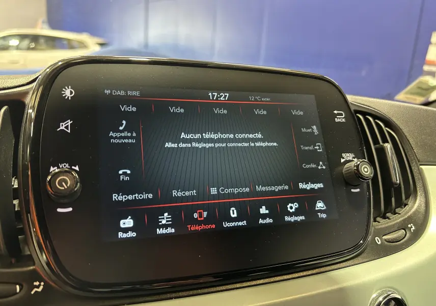 Écran tactile central du tableau de bord de la Fiat 500 2023 en Rugiada Green, affichant le menu téléphone.