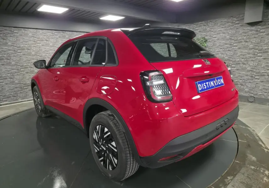 Vue 3/4 arrière droite d'une FIAT 600 rouge avec feux arrière LED et jantes acier bicolores.