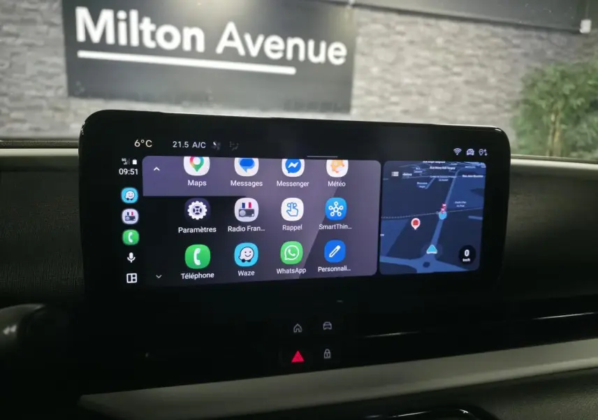 Écran tactile central du tableau de bord de la FIAT 600 rouge 2024 avec interface Uconnect et navigation visible.