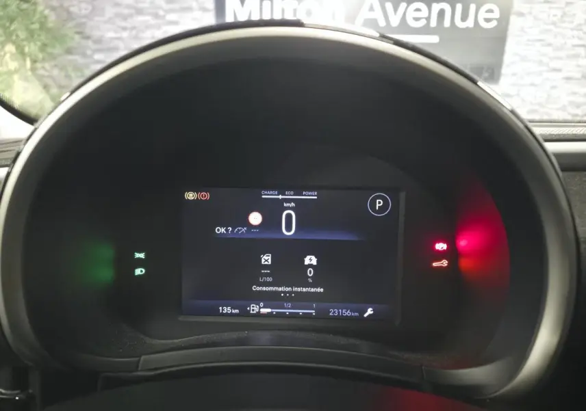 Vue rapprochée du combiné d'instrumentation numérique 7 pouces de la FIAT 600 rouge, affichant la vitesse à 0 km/h.