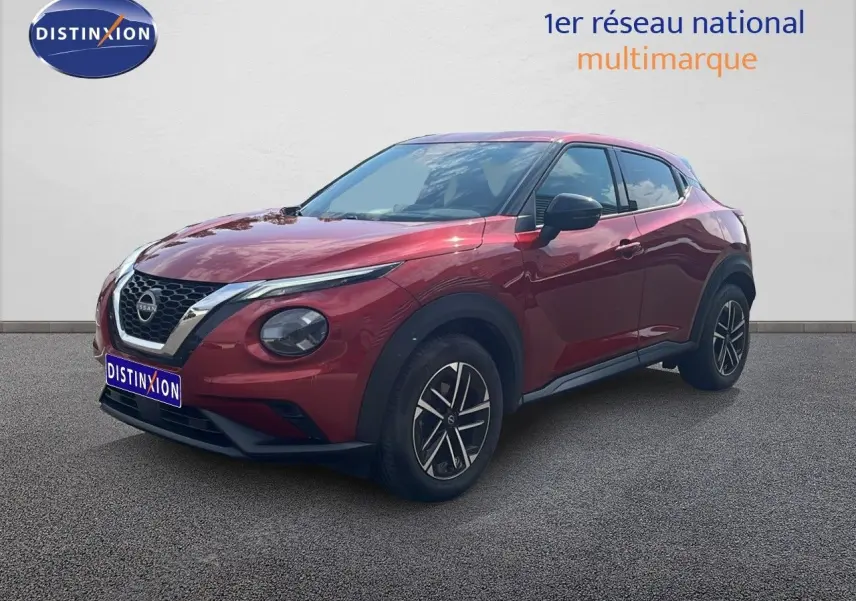 Nissan Juke rouge Fuji Metal en 3/4 avant droit, avec jantes alliage et calandre chromée distinctive.