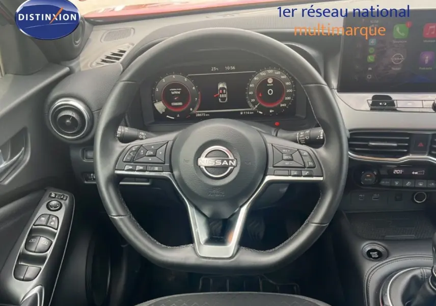Vue intérieure centrée sur le volant cuir noir et le tableau de bord numérique du Nissan Juke 2024.