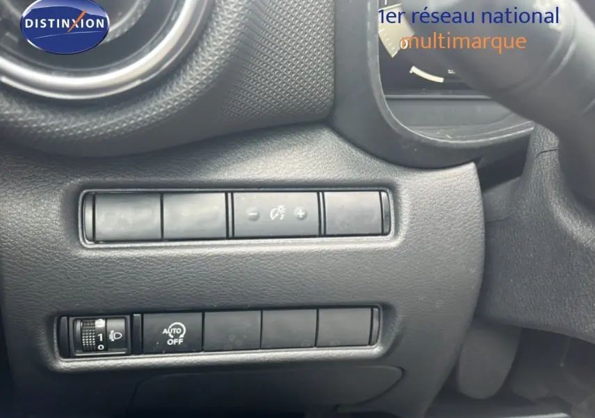Détail des commandes de réglage d’éclairage et tableau de bord noir intérieur Nissan Juke 2024.
