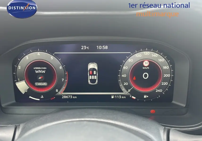 Tableau de bord numérique du Nissan Juke rouge Fuji Metal 2024, affichant compte-tours et vitesse à 0 km/h.