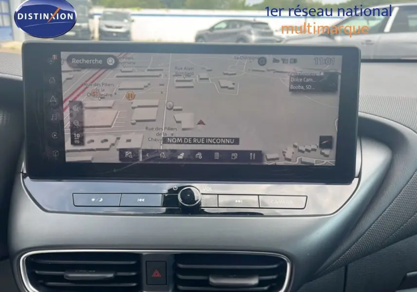 Vue rapprochée de l'écran tactile central du Nissan Juke 2024, affichant la navigation GPS sur fond intérieur noir.