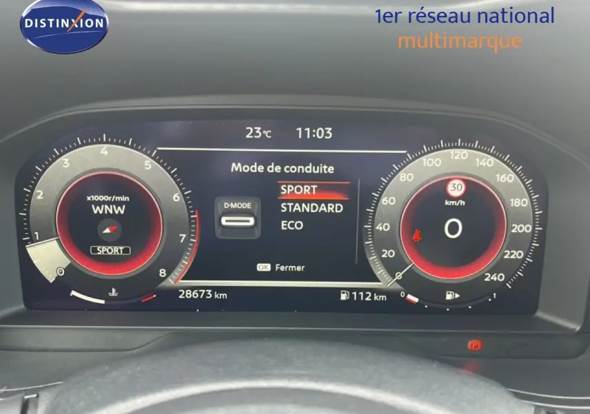 Tableau de bord numérique du Nissan Juke 2024 en mode Sport, affichant vitesse, régime moteur et température extérieure.