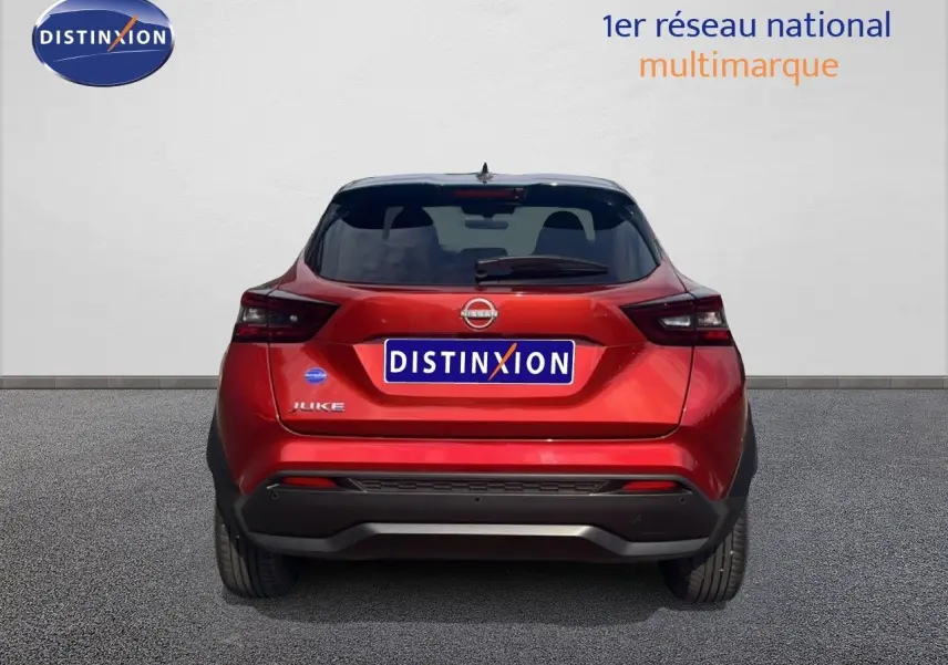 Vue arrière d'un Nissan Juke rouge Fuji Metal 2024, soulignant ses feux arrière modernes et son design compact.