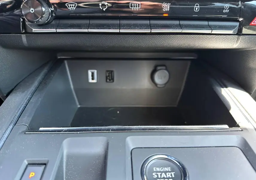 Gros plan intérieur sur la console centrale noire du Citroën C5 Aircross avec bouton start/stop et prises USB visibles.