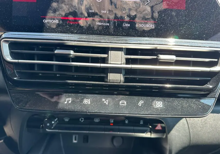 Gros plan sur la console centrale du Citroën C5 Aircross gris Platinium, mettant en valeur les commandes tactiles et aérateurs.