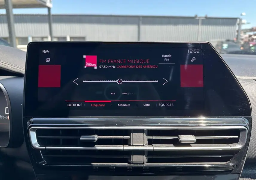 Vue intérieure centrée sur l'écran tactile multimédia du Citroën C5 Aircross 2025 avec affichage radio FM.