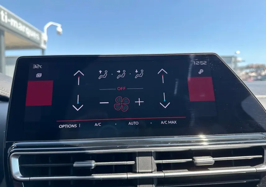 Écran tactile central du tableau de bord du Citroën C5 Aircross 2025 affichant les commandes de climatisation.
