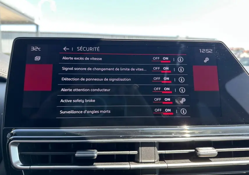 Écran tactile intérieur du Citroën C5 Aircross 2025 affichant les options de sécurité activées.