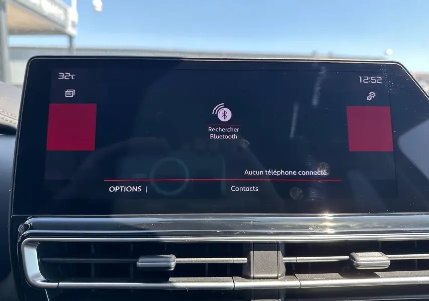 Écran tactile central du tableau de bord du Citroën C5 Aircross 2025 affichant la recherche Bluetooth.