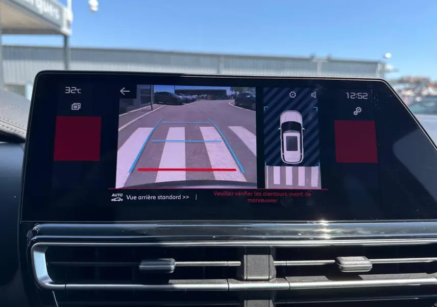Écran tactile intérieur du Citroën C5 Aircross 2025 affichant la caméra de recul et l’aide au stationnement.