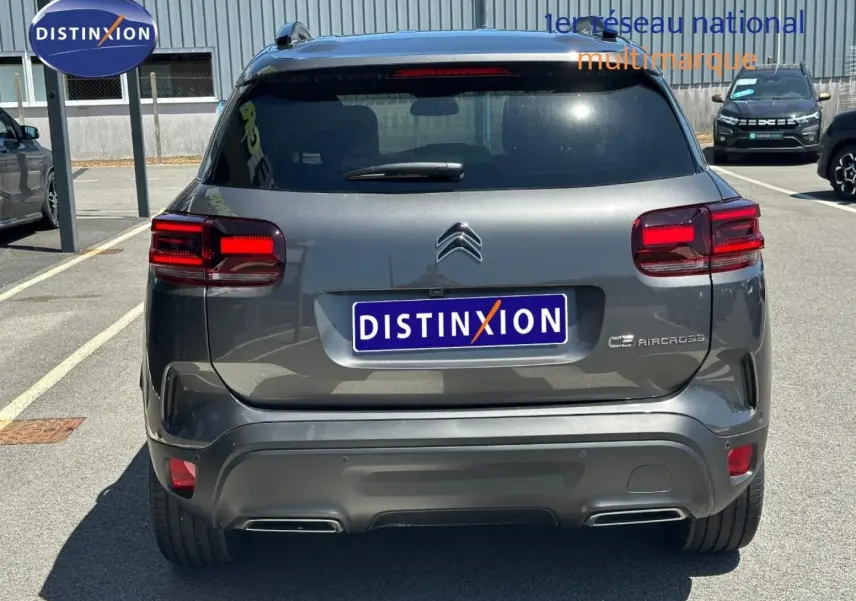 Vue arrière d'un Citroën C5 Aircross gris Platinium 2025 avec feux LED et double sortie d'échappement intégrée.