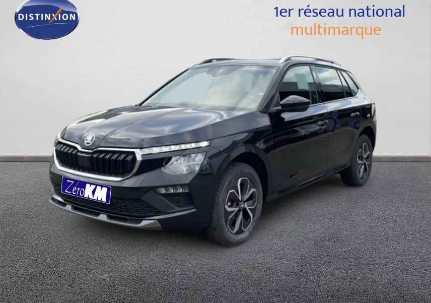 Vue 3/4 avant gauche d'un Skoda Kamiq noir magique métal avec jantes alliage et calandre distinctive.