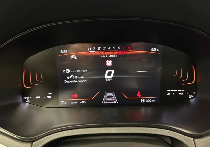 Affichage numérique du tableau de bord du SEAT Arona 2025, avec compte-tours, vitesse à zéro et indicateurs lumineux rouges.