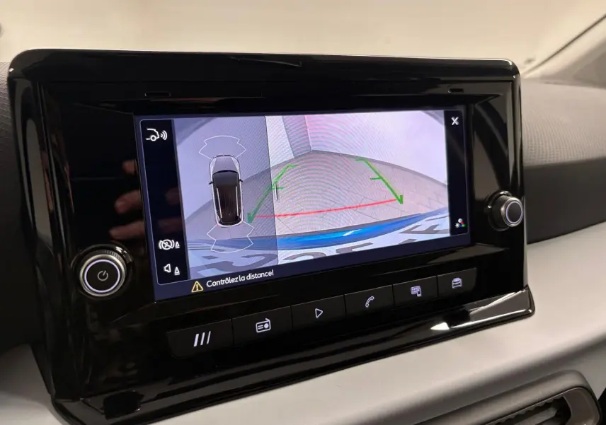 Écran central montrant la caméra de recul et l’aide au stationnement du SEAT Arona 2025, intérieur moderne noir et gris.