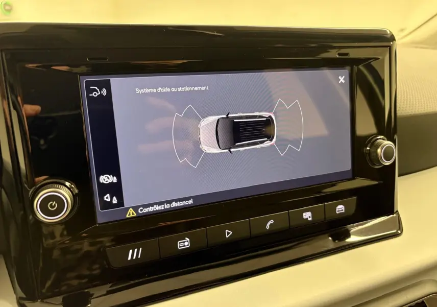 Écran central du système d’aide au stationnement du SEAT Arona 2025, vue rapprochée du tableau de bord.