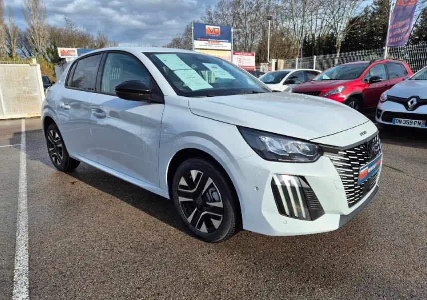 Peugeot 208 Hybrid blanc vue 3/4 avant droit, avec jantes alliage 16 pouces et feux diurnes LED distinctifs.