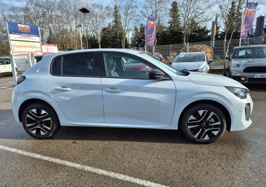 Peugeot 208 blanc vue de profil côté gauche, avec jantes alliage noires et détails modernes visibles.