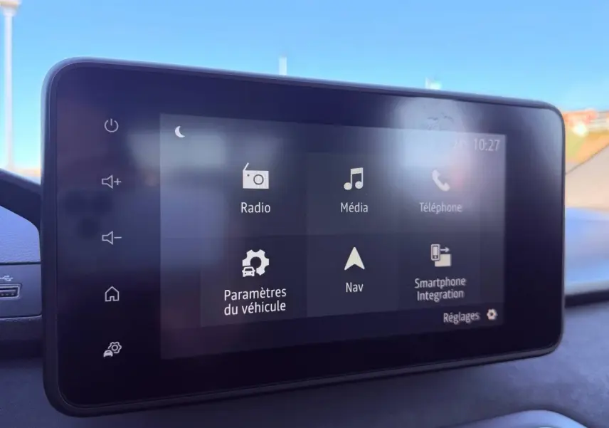 Écran tactile central de la Dacia Sandero Stepway 2025 affichant les options multimédia et navigation.