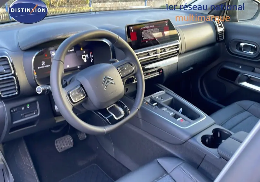 Vue intérieure côté conducteur du Citroën C5 Aircross 2025 noir Perla Metal, avec tableau de bord numérique et console centrale moderne.