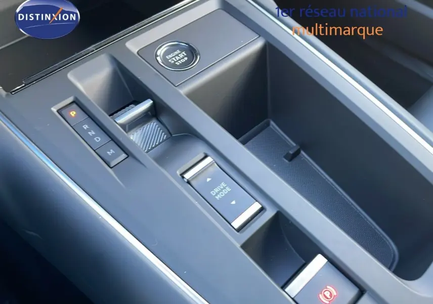 Gros plan sur la console centrale noire du Citroën C5 Aircross 2025 avec sélecteur de mode de conduite et bouton start/stop.