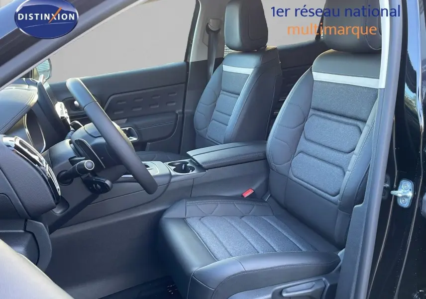 Vue intérieure côté conducteur du Citroën C5 Aircross noir Perla Metal, sièges en cuir et tissu gris avec détails modernes.