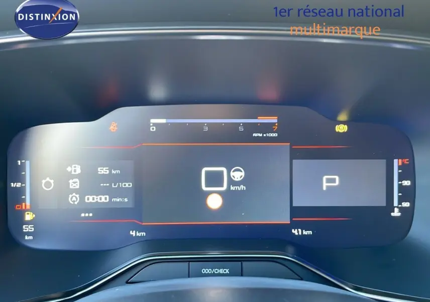 Tableau de bord numérique de la Citroën C5 Aircross 2025, affichage digital clair avec compte-tours et vitesse à l'arrêt.