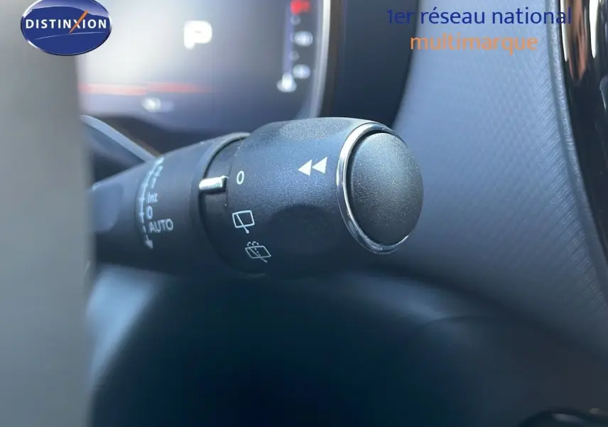 Gros plan sur la commande d’essuie-glace à l’intérieur d’un Citroën C5 Aircross noir Perla Metal, 2025.