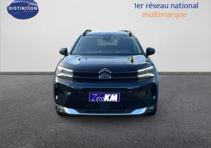 Vue frontale d'un Citroën C5 Aircross noir Perla Metal 2025 avec calandre distinctive et feux LED allumés.