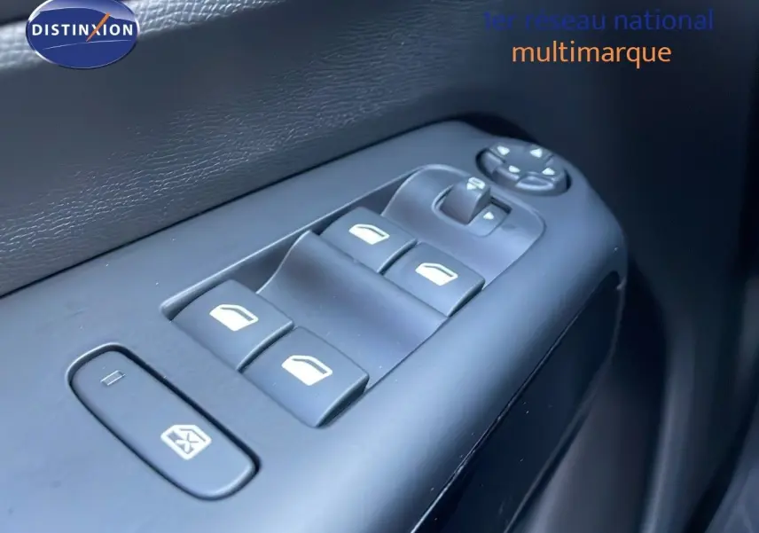 Gros plan sur les commandes des vitres électriques côté gauche du Citroën C5 Aircross noir Perla Metal, intérieur cuir noir.