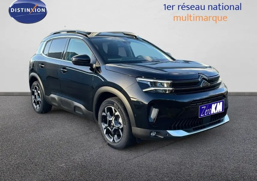 Citroën C5 Aircross noir perla metal en 3/4 avant droit, avec jantes bi-ton et barres de toit visibles.
