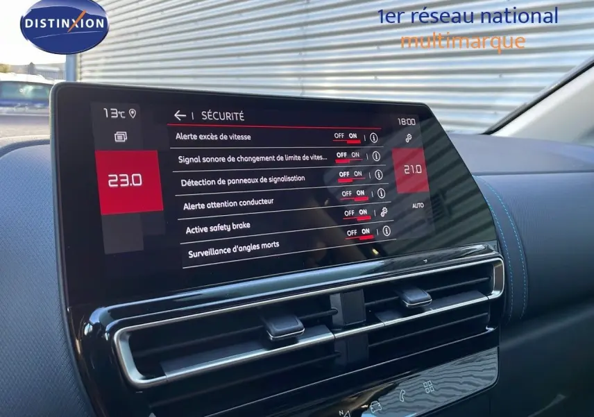 Vue intérieure du tableau de bord du Citroën C5 Aircross 2025, écran tactile affichant les options de sécurité.