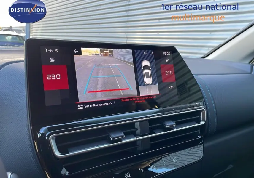 Vue rapprochée de l’écran central affichant la caméra de recul du Citroën C5 Aircross noir Perla Metal 2025.