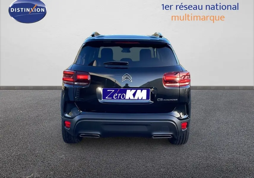 Vue arrière d'un Citroën C5 Aircross noir perla metal avec feux LED et logo distinctif sur fond neutre.