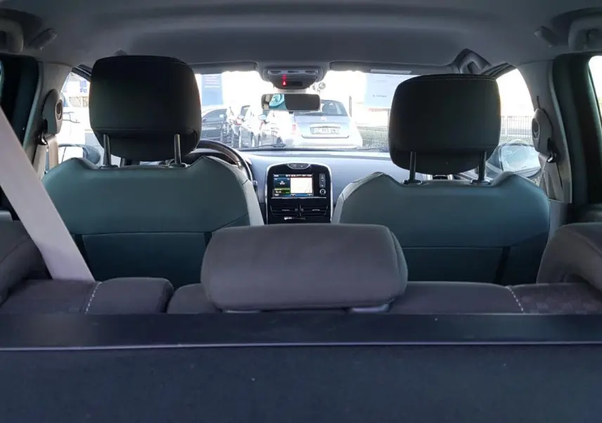 Vue intérieure arrière de la Renault Clio IV Estate noire, montrant les sièges avant et l'écran central du tableau de bord.