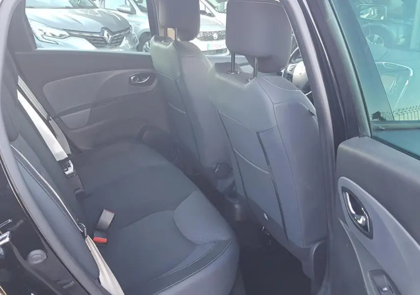 Vue intérieure côté gauche sur les sièges arrière noirs d'une Renault Clio IV Estate TCe 120 GT de 2015.