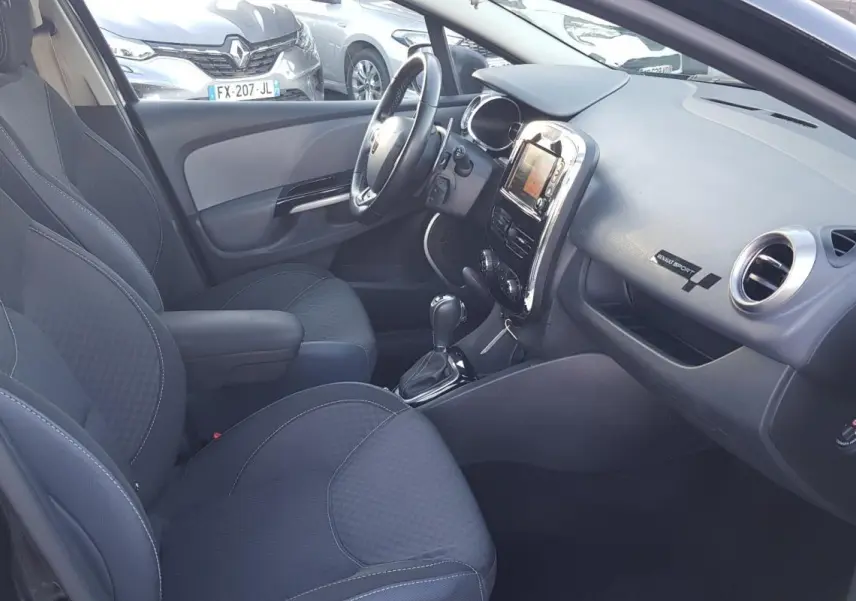 Intérieur avant droit de la Renault Clio IV Estate TCe 120 GT EDC 2015 avec sièges noirs et tableau de bord sport.