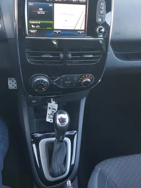 Console centrale de Renault Clio IV Estate TCe 120 GT 2015, avec écran tactile, commandes climatisation et levier de boîte auto.