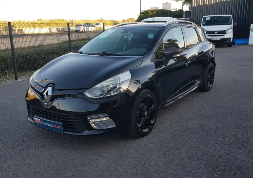 Renault Clio IV Estate noir vue 3/4 avant droit avec jantes alliage noires et feux diurnes LED.