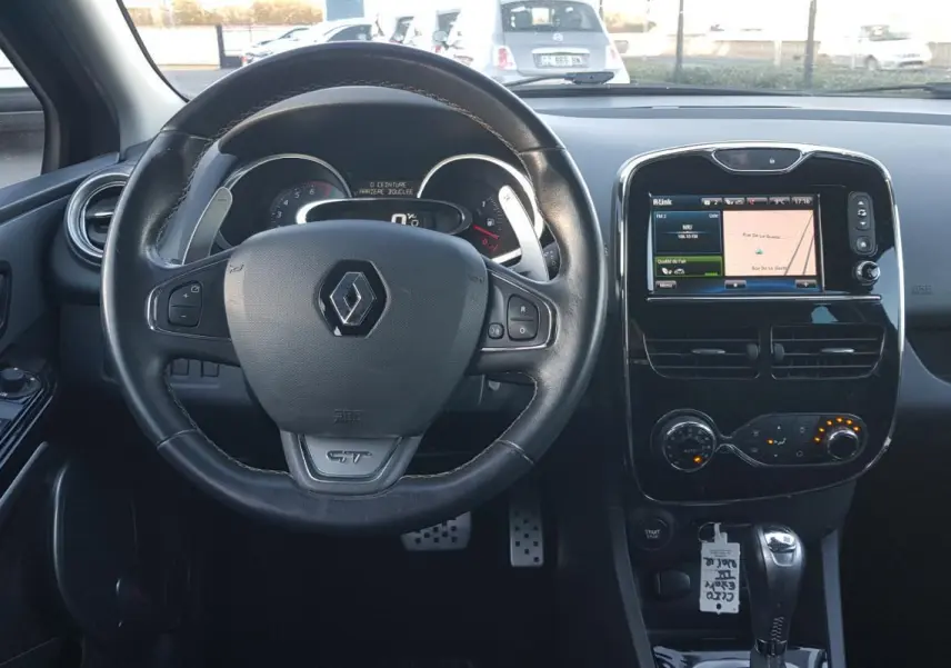 Intérieur de Renault Clio IV Estate TCe 120 GT 2015, vue du tableau de bord avec volant cuir et écran tactile central.
