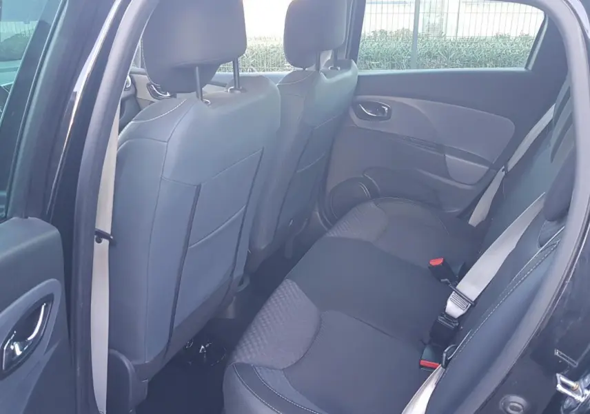 Vue intérieure côté droit sur les sièges arrière noirs et les appuis-tête d'une Renault Clio IV Estate TCe 120 GT EDC 2015.