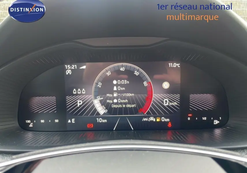 Tableau de bord numérique du Skoda Kamiq 2025 affichant la vitesse, la température et l'autonomie, vue de face.