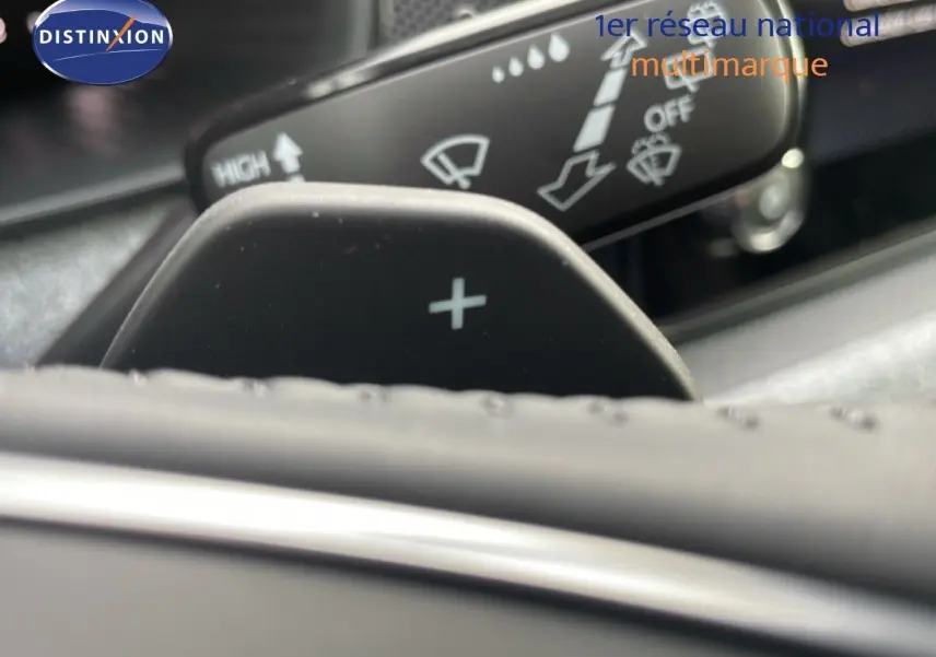 Gros plan sur la palette de changement de vitesse droite dans l’habitacle noir du Skoda Kamiq 2025 finition Selection.