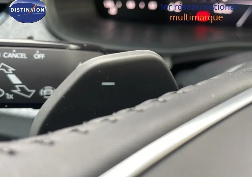 Gros plan sur la palette de changement de vitesse au volant du Skoda Kamiq noir magique métal, intérieur cuir noir.