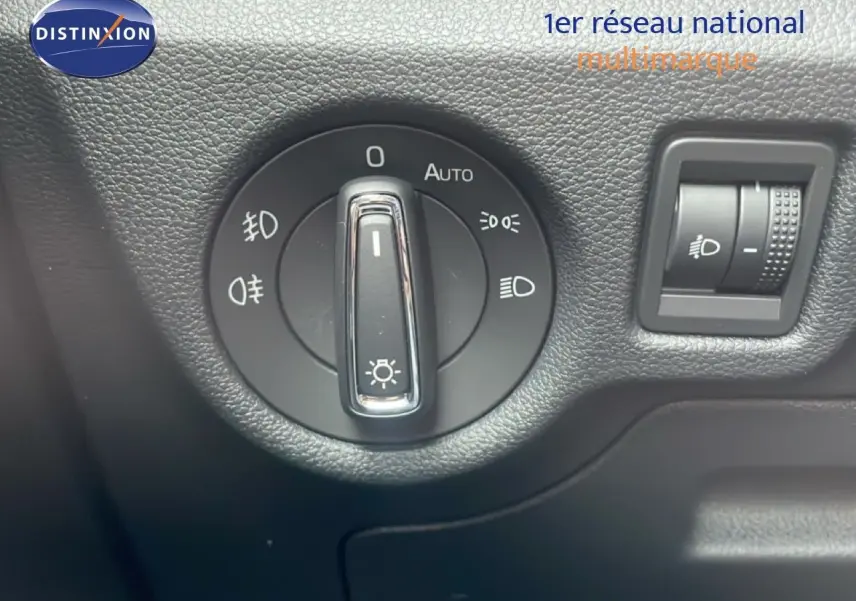 Détail du sélecteur de phares sur tableau de bord noir d’un Skoda Kamiq 2025 finition Selection.