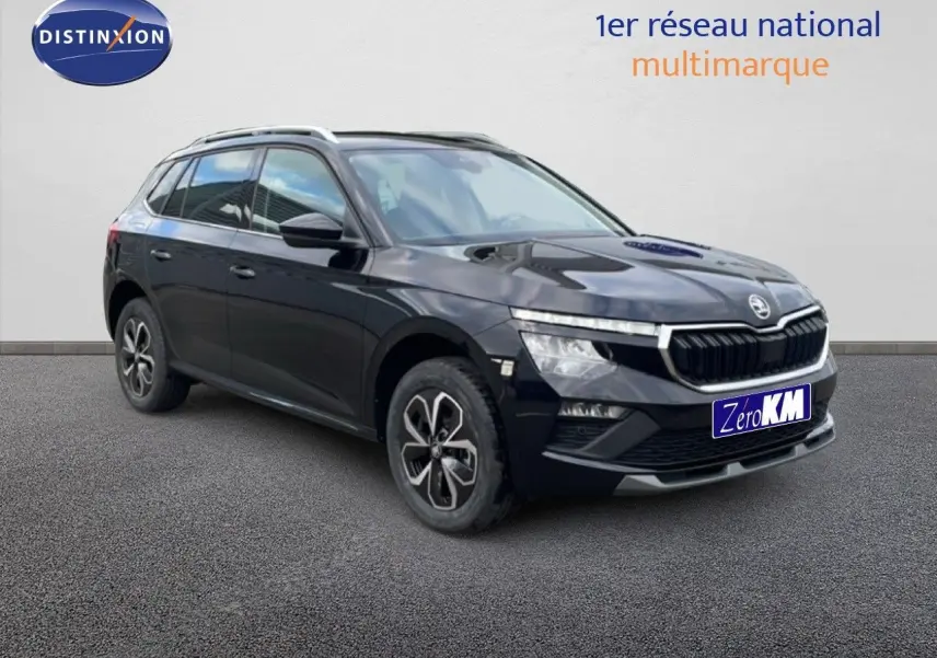 Vue 3/4 avant d’un Skoda Kamiq noir magique métal avec calandre distinctive et jantes bi-ton.